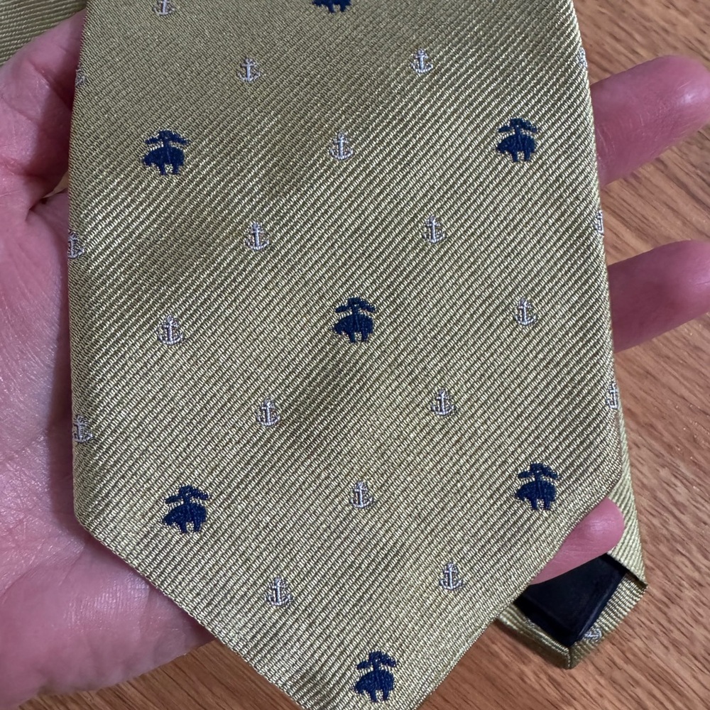 Brooks Brothers Yellow With Anchors & Logo Design 100% Silk Men's Necktie - Picture 2 of 4